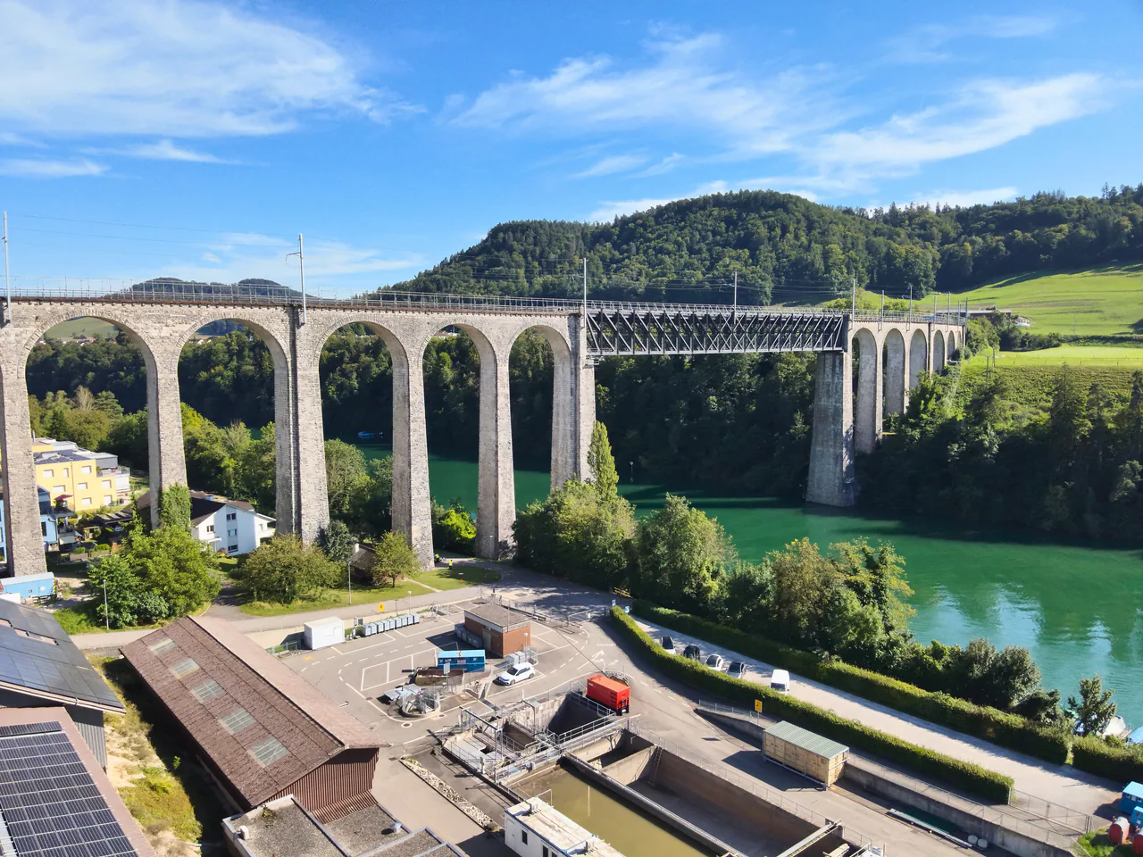 Rheinbrücke Eglisau über dem Rhein mit Mauerwerkspfeilern und stählernem Mittelfeld