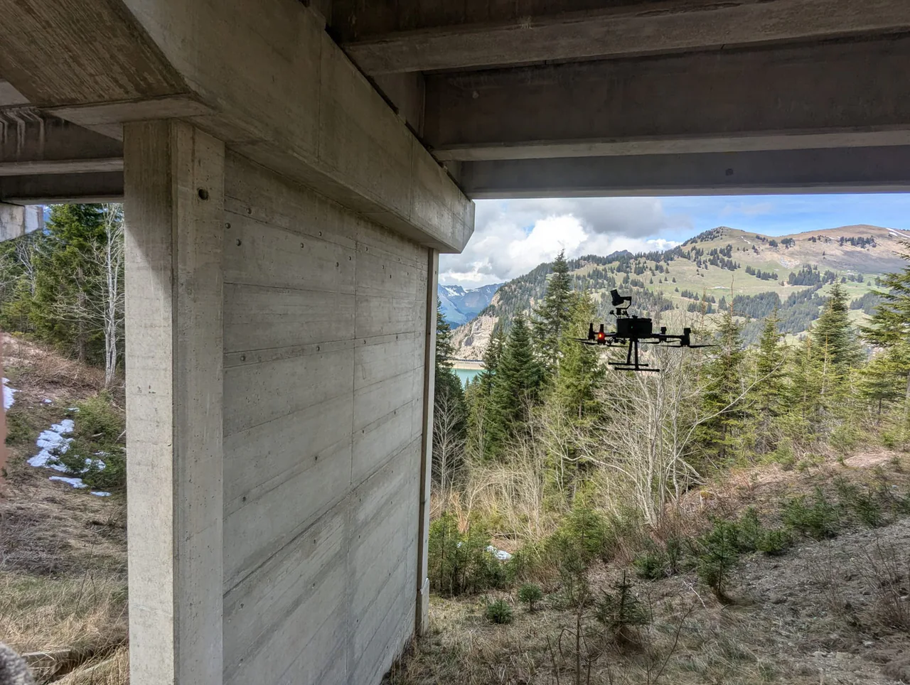 Acquisition d’images par drone sous un pont en béton.